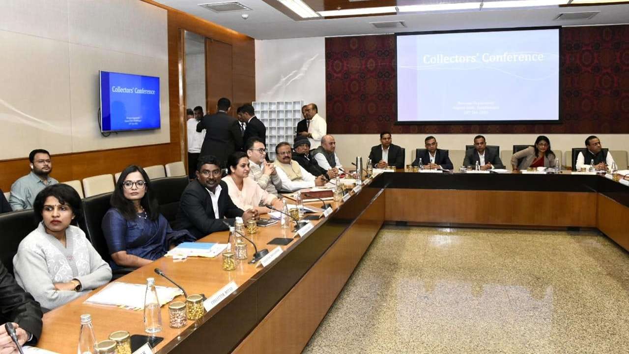 મહેસુલ રાજ્યમંત્રી સંજય સિંહ મહિડાએ, રાજ્યમાં નવા રચાયેલા તાલુકા મથકોએ લોકોને ઝડપી સેવાઓ મળી રહે તે માટે સરકારી કચેરીઓ ત્વરાએ કાર્યરત થાય તે માટેના અને મુખ્યમંત્રીના દિશાદર્શનમાં આગામી સમયમાં જિલ્લા વાઇઝ સમીક્ષા બેઠકો યોજવા માટેના સૂચનો આ બેઠકમાં કર્યા હતા. 