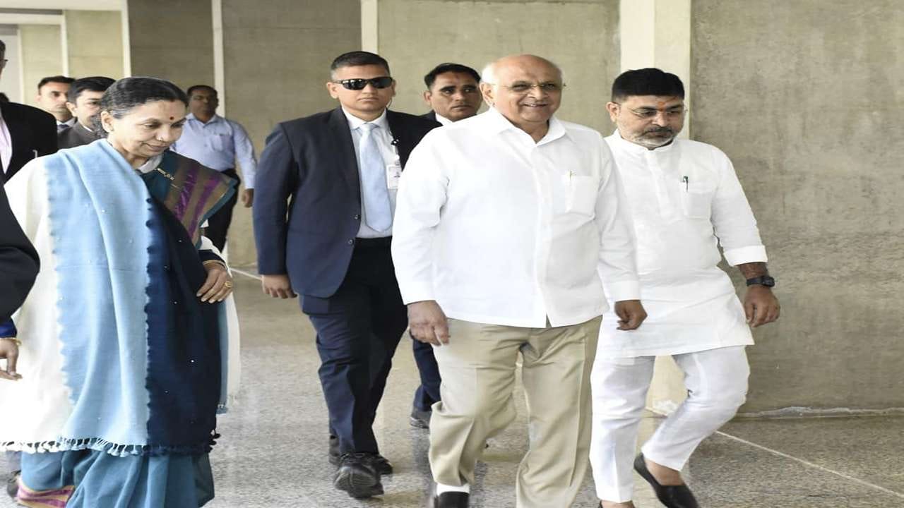 મુખ્યમંત્રીએ તાજેતરમાં જ એક મહત્વપૂર્ણ નિર્ણય કરીને તાલુકા કક્ષાએ ઇન્સ્પેક્ટર ઓફ લેન્ડ રિફોર્મ્સની જગ્યાઓ મંજૂર કરી છે તેના પરિણામે જમીનને સ્પર્શતા પ્રશ્નોની પેન્ડન્સી ઘટે તે દિશામાં કલેકટરો ખાસ ધ્યાન આપે તે જરૂરી છે તેમ અધિક મુખ્ય સચિવે ઉમેર્યુ હતુ. 