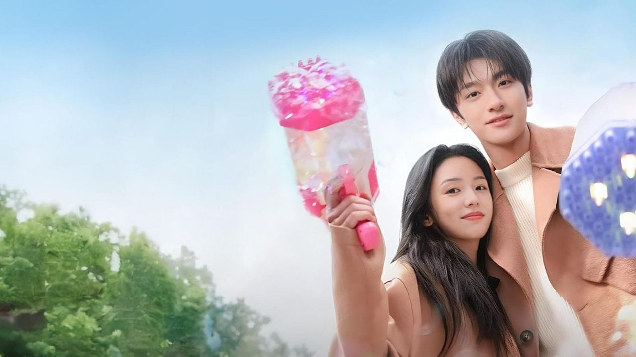 “Everyone Loves Me” એક યુવતીની પ્રેમ-યાત્રા સાથે કૉમેડી-ડ્રામા છે, જ્યાં તે પોતાની ક્લાસમેટ પાસે પ્રેમ વ્યક્ત કરે છે પરંતુ ઇન્કારનો સામનો કરે છે. પછી ગેમિંગ દુનિયામાં તેના કુશળતાએ પ્રેમ માટે નવી દિશા ખોળી છે. આમાં Season 1 અને કુલ Episodes લગભગ 20-30 ઇપિસોડ હોય શકે છે,Netflix પર લિસ્ટિંગ મુજબ 9 છે,