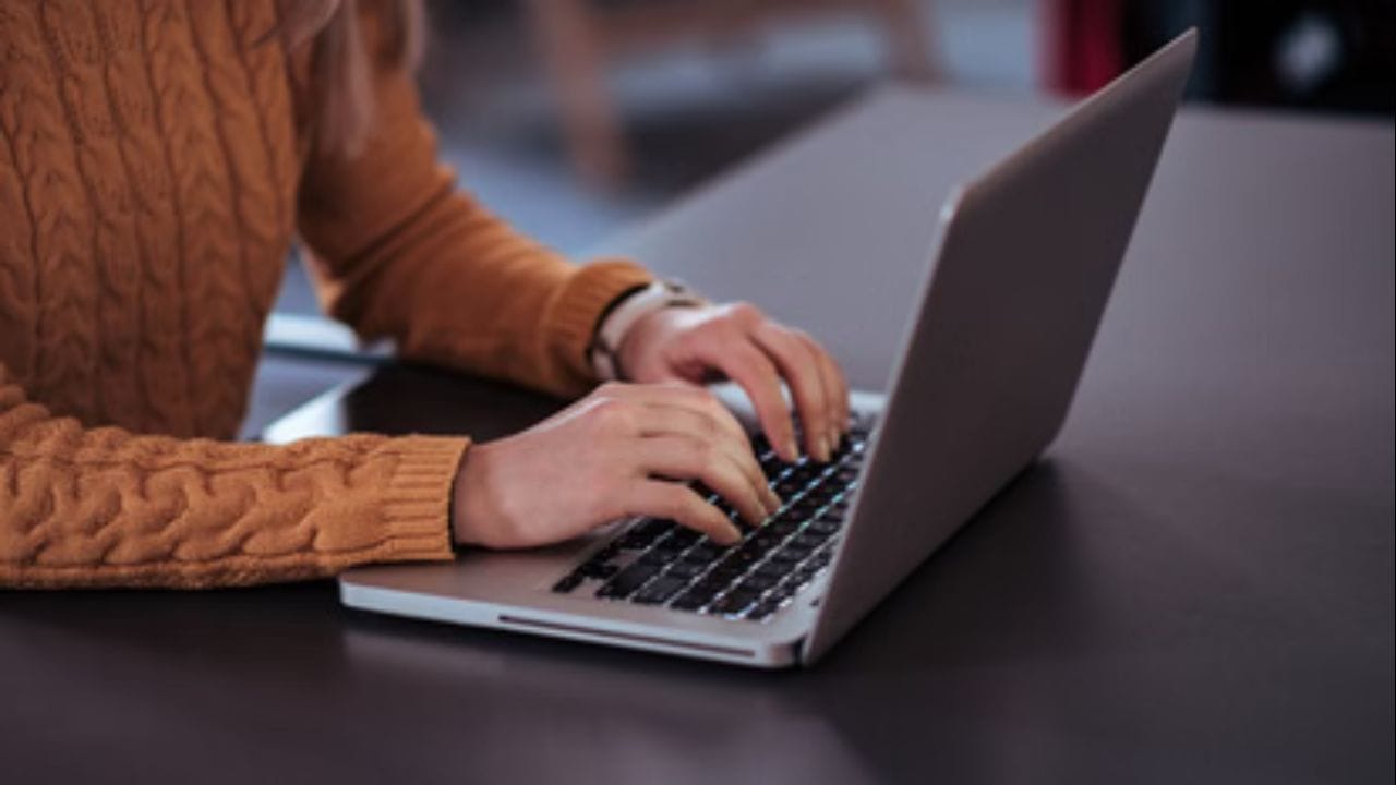 પાવર સપ્લાય તપાસો: પીસી મેગ રિપોર્ટ (સંદર્ભ) મુજબ, પહેલા તપાસો કે કમ્પ્યુટર યોગ્ય પાવર સપ્લાય મેળવી રહ્યું છે કે નહીં. જો લેપટોપ બિલકુલ ચાલુ ન થાય, તો પંખો કોઈ અવાજ નથી કરી રહ્યો, લાઇટ ચાલુ નથી થઈ રહી અને સ્ક્રીન ખાલી છે, તો સૌથી સામાન્ય સમસ્યા પાવર સપ્લાય છે. આવા કિસ્સામાં, કમ્પ્યુટર અથવા પીસીને અલગ પાવર સ્ત્રોતમાં પ્લગ કરો. જો કમ્પ્યુટર હજુ પણ કામ ન કરે, તો શક્ય છે કે પાવર સપ્લાયમાં કોઈ સમસ્યા હોય.