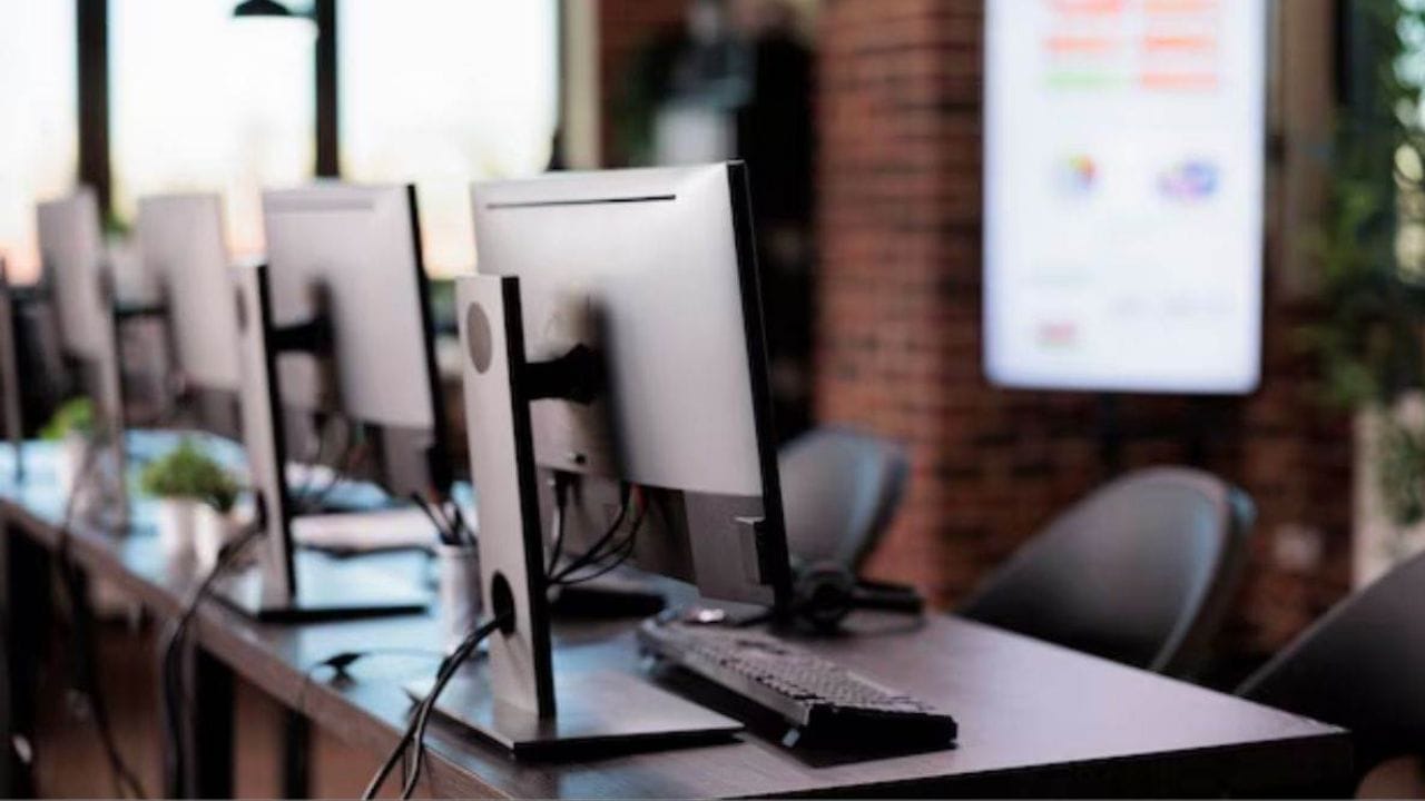 બીપ્સ પર ધ્યાન આપો: જ્યારે કમ્પ્યુટર શરૂ થાય છે, ત્યારે ઘણીવાર એક ટૂંકી બીપ આવે છે, જે દર્શાવે છે કે બધું બરાબર છે. જો કોઈ સમસ્યા હોય, તો બહુવિધ બીપ્સ હોઈ શકે છે. આ બીપ્સ કોડ જેવા છે જે સૂચવે છે કે શું ખોટું છે. તેમના અર્થ માટે તમારા કમ્પ્યુટરના મેન્યુઅલ તપાસો. જો તમારી પાસે એક નથી, તો કંપનીની વેબસાઇટ પરથી એક ડાઉનલોડ કરો. કેટલાક કમ્પ્યુટર બીપ્સ સાંભળતા નથી, પરંતુ મધરબોર્ડ પર કોડ દેખાય છે. આ સમસ્યાને ઝડપથી ઓળખવામાં મદદ કરી શકે છે.