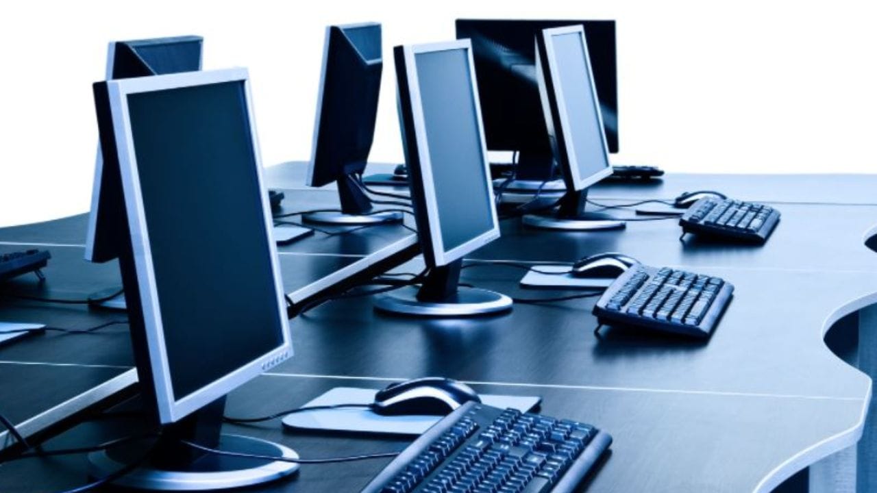 મોનિટર તપાસો: કેટલીકવાર કમ્પ્યુટર ચાલુ થાય છે પણ સ્ક્રીન પર કંઈ દેખાતું નથી. અવાજ આવે છે પણ કોઈ છબી નથી. મોનિટર તપાસો. તપાસો કે મોનિટર પાવર પ્રાપ્ત કરી રહ્યું છે કે નહીં. શું તે ચાલુ છે? શું કેબલ ઢીલો છે કે ક્ષતિગ્રસ્ત છે? તેને બીજા મોનિટર અથવા ટીવી સાથે કનેક્ટ કરવાનો પ્રયાસ કરો. જો બધું બરાબર દેખાય, તો તમારે જૂનું મોનિટર બદલવાની જરૂર પડશે. તમારા લેપટોપ પર બ્રાઇટનેસ વધારવાનો પ્રયાસ કરો. કેટલીકવાર, બ્રાઇટનેસ ઘટાડવાથી સ્ક્રીન સંપૂર્ણપણે કાળી દેખાઈ શકે છે, જેનાથી એવું લાગે છે કે કમ્પ્યુટર ખરાબ થઈ રહ્યું છે.