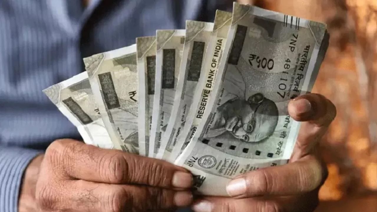 ચાલો આ સમગ્ર ગણતરીને એક ઉદાહરણ સાથે સમજીએ. ધારો કે કન્હૈયા નામનો કર્મચારી 2026માં નિવૃત્ત થવાનો છે. ઉદાહરણ તરીકે, ધારો કે તે સમય સુધીમાં EPSમાં તેની કુલ સેવા અથવા યોગદાનનો સમયગાળો 50 વર્ષ છે. પેન્શન ગણતરી માટે મહત્તમ પગાર મર્યાદા 15,000 રૂપિયા નક્કી કરવામાં આવી હોવાથી, કન્હૈયાનું પેન્શન નીચે મુજબ ગણવામાં આવશે: 15,000 (પગાર) × 50 (વર્ષ) ÷ 70 = 10,714 રૂપિયા (આશરે).