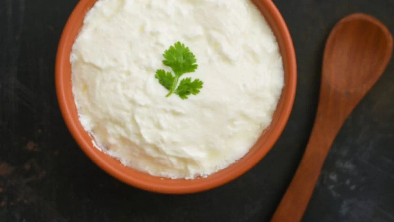 દહીં રાયતા બનાવવાથી લઈને ફળોના બાઉલ, શ્રીખંડ, દહીં વડા બનાવવા સુધી અને ગ્રેવી અને સ્વાદ વધારવા માટે તેને વાનગીઓમાં ઉમેરવા સુધી ઉપયોગમાં આવે છે. દહીં ખાવું માત્ર ફાયદાકારક નથી, તે ઘરના કામમાં પણ ઉપયોગી છે અને ત્વચા અને વાળ માટે એક અદ્ભુત ઘટક છે. ચાલો તેનો ઉપયોગ કેવી રીતે કરવો તે શીખીએ.
