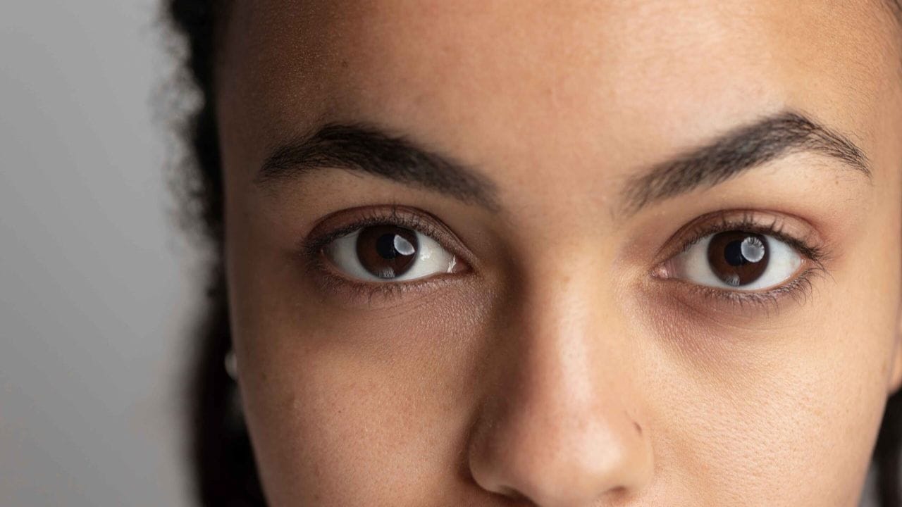 ઘરેલું ઉપચાર અસરકારક છે: લોકો માને છે કે બટાકાનો રસ, લીંબુનો રસ અથવા ટામેટાંનો રસ લગાવવાથી ડાર્ક સર્કલ ગાયબ થઈ જશે. પરંતુ આ સાચું નથી... આ ઘરેલું ઉપચાર ફક્ત ત્વચાને હાઇડ્રેટ કરે છે અને તમારી સમસ્યા હલ કરતા નથી. વધુમાં આ ઉત્પાદનો લગાવવાથી ત્વચાની એલર્જી પણ થઈ શકે છે.