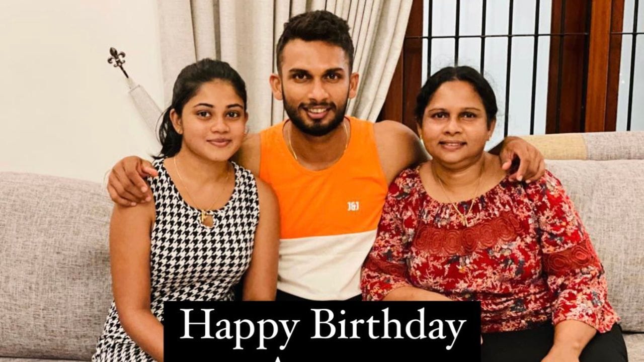 2019માં તેમણે પાકિસ્તાન સામે ટ્વેન્ટી20 આંતરરાષ્ટ્રીય (T20I) ટીમનું નેતૃત્વ કર્યું હતું, જેમાં શ્રીલંકાએ તેમની કેપ્ટનશીપ હેઠળ સીરિઝમાં પાકિસ્તાનને 3-0થી વ્હાઇટવોશ કર્યું હતું.