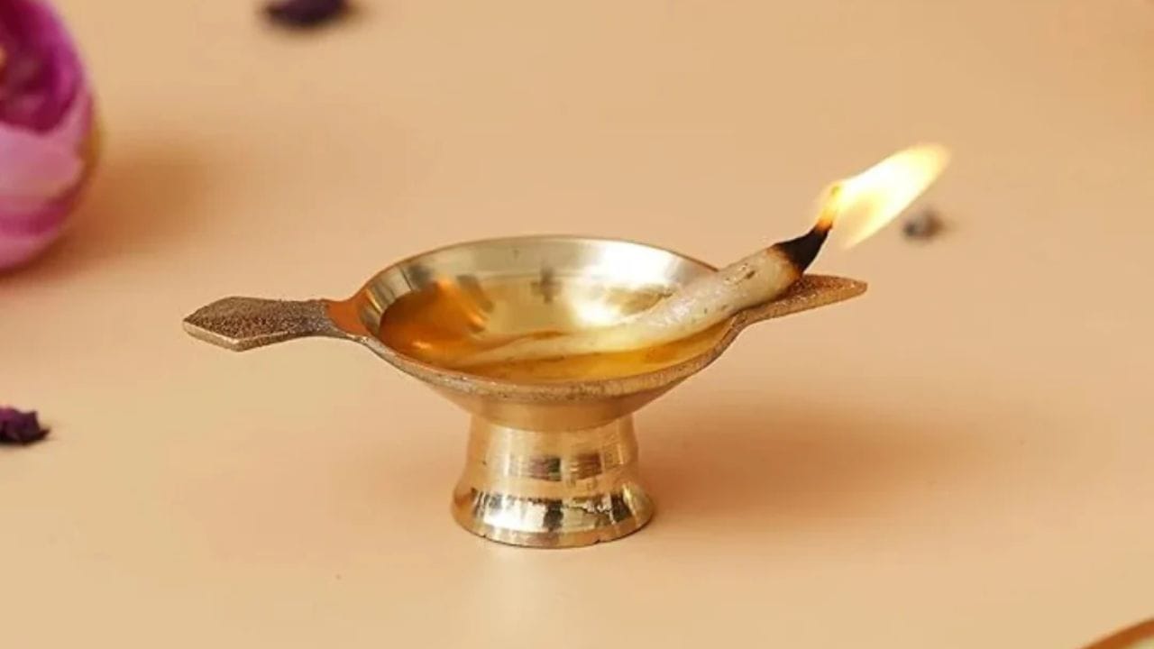 ઘણી વખત લોકો વિચાર્યા વિના પૂજા દીવો ગમે ત્યાં મૂકે છે. તેઓ બાકી રહેલું ઘી અથવા તેલ કોઈપણ વાસણમાં મૂકે છે. વધુમાં, લોકો બાકી રહેલી વાટ અને તેલ દીવામાં ફેંકી પણ દે છે. આમ કરવાથી પૂજાના સંપૂર્ણ ફાયદા નષ્ટ થાય છે અને અજાણતાં પાપ પણ થઈ શકે છે. જ્યોતિષ અને વાસ્તુ શાસ્ત્ર દીવા સાથે સંબંધિત કેટલીક ખાસ બાબતો સમજાવે છે જેને અવગણવી ન જોઈએ.
