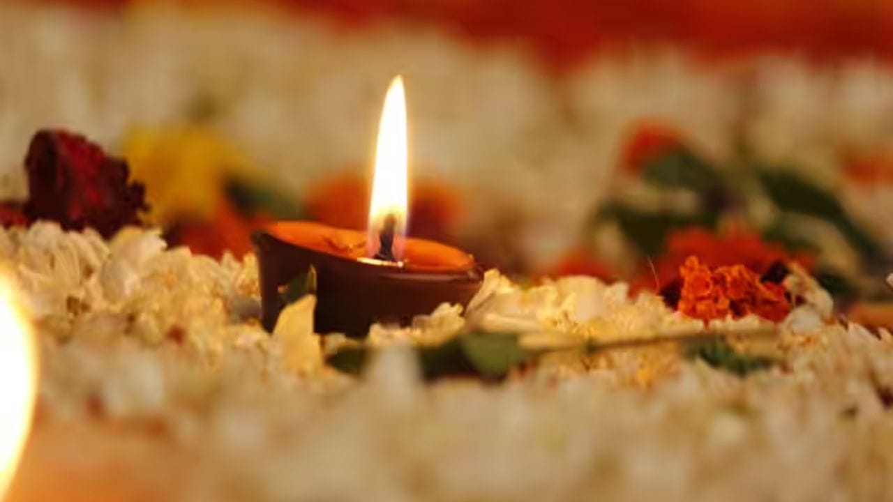 દીવામાં બાકી રહેલી વાટ અને તેલનું શું કરવું જોઈએ?: પૂજા પછી દીવામાં બાકી રહેલી વાટ ફેંકી દેવી જોઈએ નહીં. પીપળાના ઝાડ નીચે તેને રાખવું શુભ છે. કારણ કે પીપળાના ઝાડમાં બ્રહ્મા, વિષ્ણુ અને મહેશ રહે છે. આમ કરવાથી પૂજાનો સંપૂર્ણ લાભ મળે છે અને કોઈપણ નકારાત્મક અસરોથી બચી શકાય છે. 
