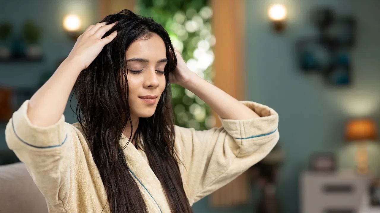 ડુંગળીનો રસ પણ વાળ માટે ખૂબ જ ફાયદાકારક હોય છે. તમે ડુંગળીના રસને નાળિયેર તેલમાં ભેળવીને લગાવો, તેનાથી વાળમાં રી-ગ્રોથ (નવા વાળ ઉગવાની પ્રક્રિયા) થશે.