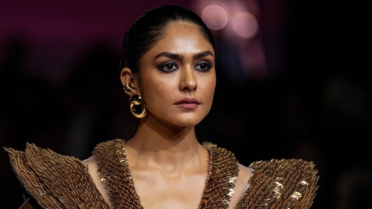 બોલિવુડની ફેમસ અભિનેત્રી મૃણાલ ઠાકુર અને સાઉથ સિનેમાના સુપરસ્ટાર ધનુષ હાલમાં ખુબ ચર્ચામાં છે. હાલમાં અફવાઓ ચાલી હતી કે, બંન્ને વેલેન્ટાઈન ડે પર લગ્ન કરવા જઈ રહ્યા છે. પરંતુ બંન્નેમાંથી કોઈએ આ વાતનો ખુલાસો કર્યો નથી.