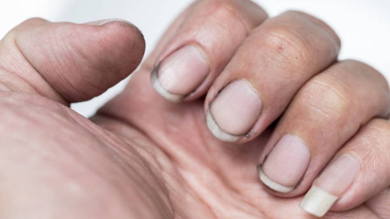 જ્યોતિષ શાસ્ત્ર અનુસાર, રાહુ ગ્રહને ગંદા નખ પર સૌથી વધુ પ્રભાવ માનવામાં આવે છે. રાહુ મૂંઝવણ, અસ્થિરતા અને અચાનક સમસ્યાઓનું કારણ છે. નખમાં જમા થયેલી ગંદકી રાહુની નકારાત્મક ઉર્જા વધારે છે. આનાથી વ્યક્તિના નિર્ણયો નબળા પડે છે, અને કાર્યો ઘણીવાર બરબાદ થઈ જાય છે. સખત મહેનત છતાં, સફળતા અધૂરી રહે છે.