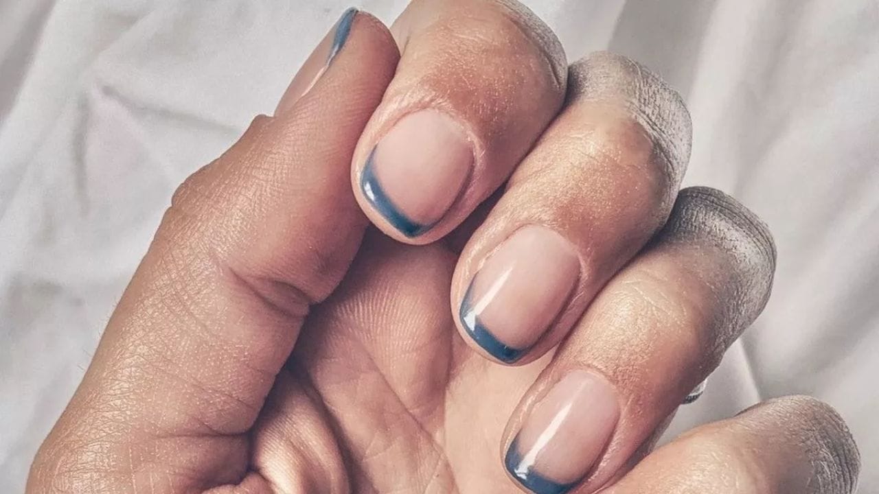 શનિ પણ એક મોટો અવરોધ ઊભો કરે: નખનો સીધો સંબંધ શનિ ગ્રહ સાથે હોવાનું કહેવાય છે. ગંદા કે તૂટેલા નખ શનિના પ્રભાવમાં વધારો કરે છે. આનાથી કારકિર્દી અને નાણાકીય સુખાકારી પર સીધી અસર પડે છે. આવક અવરોધાય છે. ખર્ચ વધે છે. વ્યક્તિ ધીમે ધીમે ગરીબીમાં સરકી જાય છે. ઘણીવાર, સખત મહેનત છતાં, આદર અને સ્થિરતાનો અભાવ હોય છે.