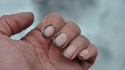 જ્યોતિષ અને સામુદ્રિક શાસ્ત્રમાં, નાની શારીરિક આદતો પણ ભાગ્ય સાથે જોડાયેલી છે. નખ માત્ર સ્વચ્છતાનું પ્રતીક માનવામાં આવતું નથી, પરંતુ તે ગ્રહોની ગતિવિધિઓ સાથે પણ જોડાયેલા છે. એવું માનવામાં આવે છે કે ગંદા, તૂટેલા અથવા ઉપેક્ષિત નખ જીવનમાં સતત અવરોધો ઉભા કરે છે. જ્યોતિષ શાસ્ત્ર અનુસાર, ખાસ કરીને એક ગ્રહ એવો છે જેનો પ્રભાવ ગંદા નખથી વધુ ખરાબ થાય છે. આના પરિણામે નિષ્ફળતા, માનસિક તણાવ અને ગરીબી આવે છે.