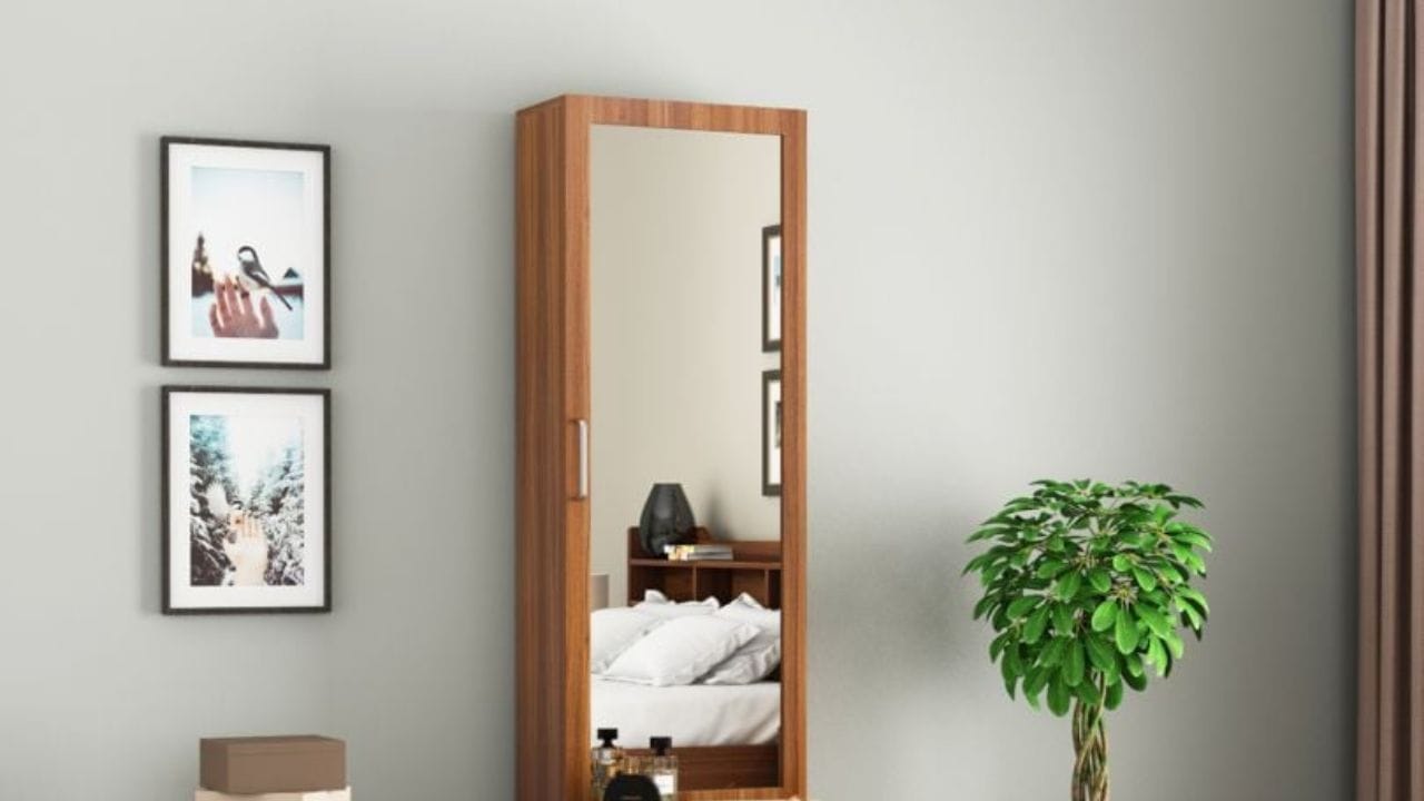 વાસ્તુ અનુસાર જો ડ્રેસિંગ ટેબલ યોગ્ય દિશામાં મૂકવામાં આવે અને મેકઅપ કરતી વખતે મહિલાઓ આ દિશામાં બેસે તો તે તેમનું સૌભાગ્ય જાળવી રાખે છે. બેડરૂમમાં ડ્રેસિંગ ટેબલ ક્યાં રાખવું જોઈએ તે જાણવું આપણા માટે ખૂબ જ મહત્વપૂર્ણ છે.
