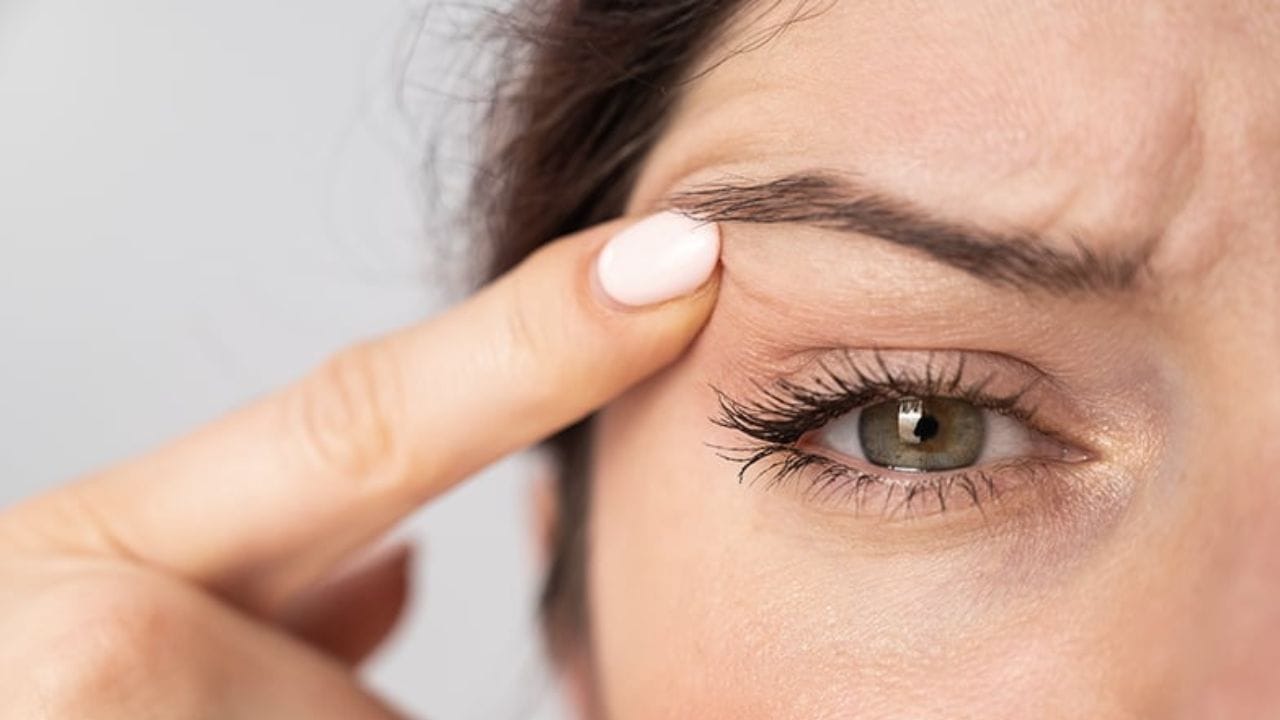 આરોગ્ય નિષ્ણાતોના મતે, આખોનું ફરકવું શરીરમાં ચોક્કસ વિટામિનની ઉણપને કારણે પણ હોઈ શકે છે. તેની પાછળ શુભ કે અશુભ સંકેત હોય કે ન હોય પણ તે, આ વિટામિનની ઉણપ ચોક્કસપણે એક પરિબળ હોઈ શકે છે. ચાલો જાણીએ તે વિટામિન કયુ છે...