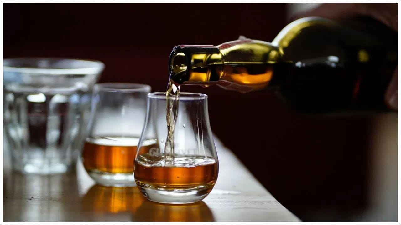 ટૂંકમાં જ્યારે ચાન્સેલર પોતાનું બજેટ ભાષણ શરૂ કરે છે, ત્યારે તેઓ તેમના ટેબલ પર પાણી સિવાય તેમની પસંદગીનું કોઈપણ પીણું રાખી શકે છે, જેમાં આલ્કોહોલ (નશીલા પીણા) નો પણ સમાવેશ થાય છે. આ બ્રિટનના સંસદીય નિયમોના 'કસ્ટમ્સ એન્ડ પ્રેક્ટિસ' (પરંપરા અને પ્રથા) નો એક ભાગ છે.