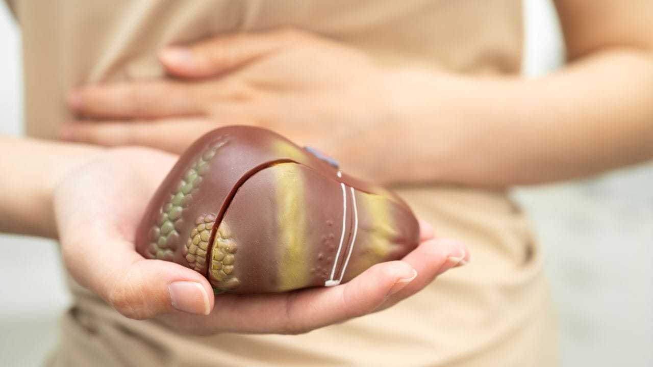 ગેસ્ટ્રોએન્ટેરોલોજિસ્ટ ડૉ. સૌરભ સેઠી (MD, MPH) જણાવે છે કે ફેટી લીવરનું ચોક્કસ નિદાન અલ્ટ્રાસાઉન્ડ અથવા લીવર ફંક્શન ટેસ્ટ દ્વારા થાય છે. તેમ છતાં, શરીરમાં દેખાતા કેટલાક પ્રારંભિક સંકેતોને ધ્યાનમાં રાખીને વ્યક્તિ ઘરે જ સાવચેત થઈ શકે છે.