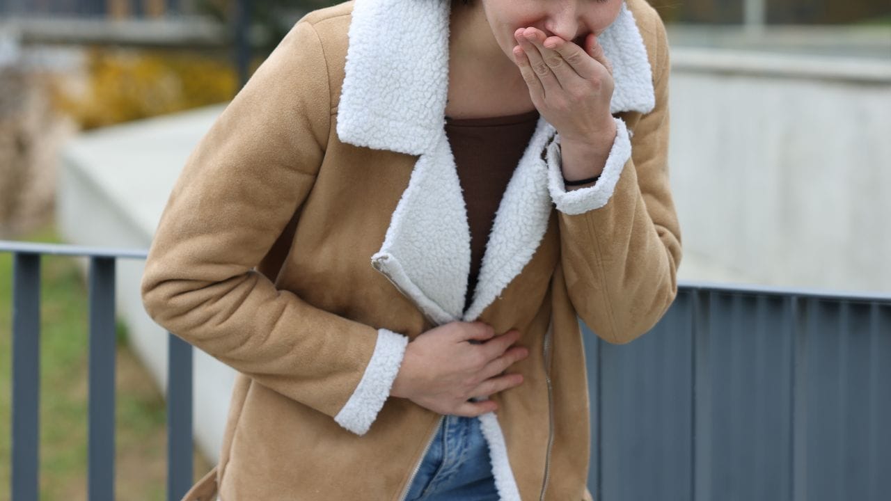 જ્યારે લીવર ચરબી અને ઝેરી પદાર્થોને યોગ્ય રીતે પ્રક્રિયા કરવામાં અસમર્થ બને છે, ત્યારે પાચન સંબંધિત સમસ્યાઓ શરૂ થાય છે. હળવી ઉબકા આવવી, થોડું ખાધા બાદ જ પેટ ભરેલું લાગવું અથવા ભૂખમાં ઘટાડો થવો તેના સંકેતો હોઈ શકે છે. ડૉ. સેઠીના જણાવ્યા અનુસાર, આ લીવરના કાર્યમાં ઘટાડાને દર્શાવે છે. શરૂઆતમાં આ લક્ષણો ગંભીર લાગતા નથી, પરંતુ સમય જતાં તે મોટી સમસ્યા તરફ ઈશારો કરે છે.