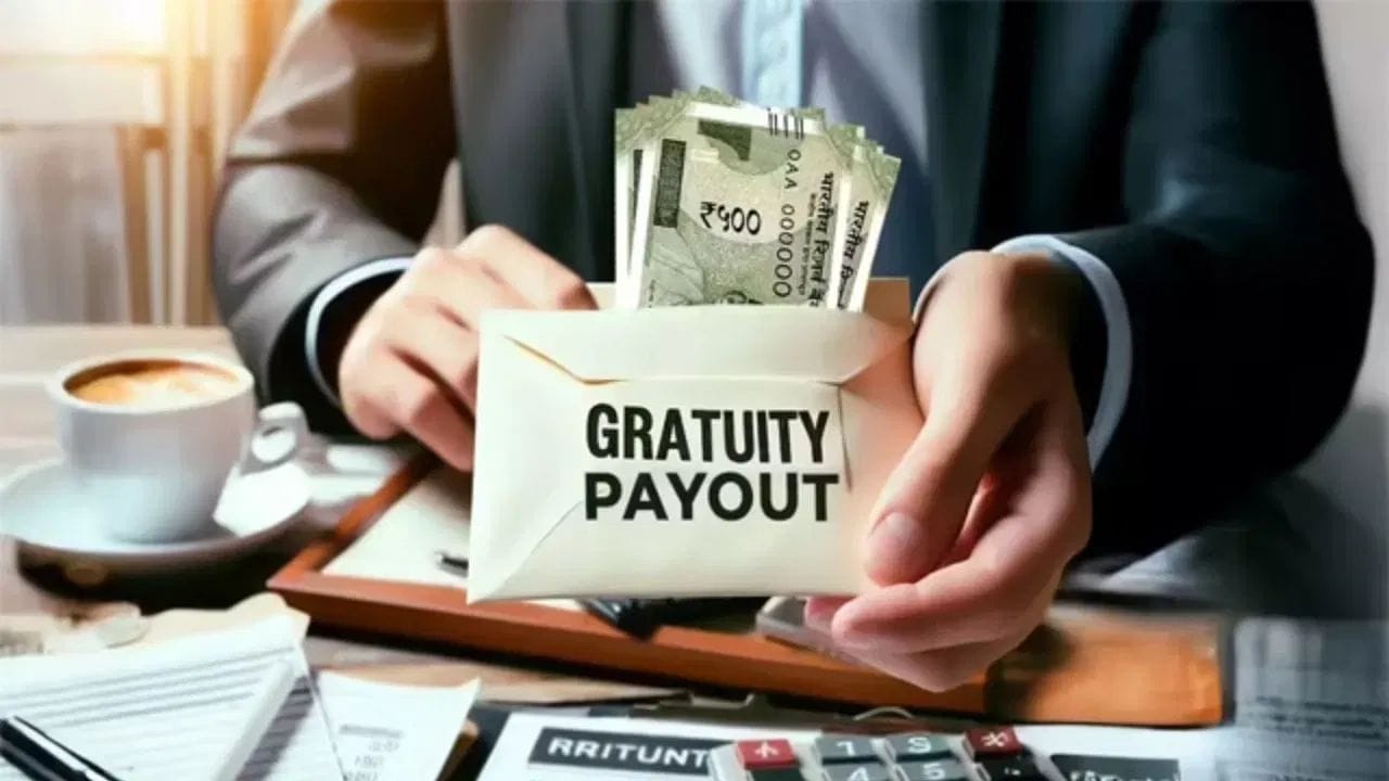 ગ્રેચ્યુઇટી, જે રિટાયરમેન્ટ કે નોકરી છોડતી વખતે મળતી એકમાત્ર રકમ છે, તે સેકશન 10(10) હેઠળ ટેક્સ-ફ્રી હોય છે. પ્રાઇવેટ સેક્ટરના કર્મચારીઓ માટે 20 લાખ રૂપિયા સુધીની ગ્રેચ્યુઇટી સંપૂર્ણપણે ટેક્સ-ફ્રી છે. સરકારી કર્મચારીઓને તેમની સમગ્ર ગ્રેચ્યુટીમાં કોઈ ઉપરની મર્યાદા વગર સંપૂર્ણ છૂટ મળે છે. પાત્ર બનવા માટે વ્યક્તિએ ઓછામાં ઓછા 5 વર્ષની સતત સેવા પૂર્ણ કરવી જરૂરી છે.