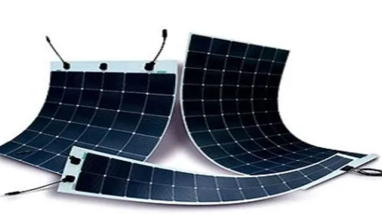 વારીની 500W ફ્લેક્સિબલ સોલાર પેનલ મોનો PERC મોનોક્રિસ્ટલાઇન ટેકનોલોજી પર આધારિત છે, જેમાં કુલ 144 સેલ્સનો ઉપયોગ કરવામાં આવ્યો છે. આ કારણે પેનલની મોડ્યુલ કાર્યક્ષમતા લગભગ 18 ટકા સુધી પહોંચે છે. પેનલનું ટોચનું સ્તર ETFE ફ્રન્ટ શીટથી બનાવવામાં આવ્યું છે, જે UV કિરણો, હવામાન અને લાંબા સમય સુધીના ઉપયોગ સામે ઊંચી પ્રતિરોધક ક્ષમતા ધરાવે છે. ઉપરાંત, તેમાં IP67 રેટેડ જંકશન બોક્સ આપવામાં આવ્યું છે, જે ધૂળ અને પાણી બંનેથી સંપૂર્ણ સુરક્ષા આપે છે અને કઠોર હવામાનમાં પણ વિશ્વસનીય કામગીરી સુનિશ્ચિત કરે છે.