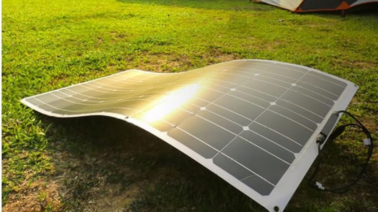 આ ફ્લેક્સિબલ સોલાર પેનલ વજનમાં માત્ર આશરે 8 થી 10 કિલો છે, જ્યારે સામાન્ય 500W ગ્લાસ સોલાર પેનલ્સનું વજન લગભગ 25 થી 28 કિલો સુધી હોય છે. ખાસ વાત એ છે કે આ પેનલને ફક્ત 8 કિલોગ્રામ પ્રતિ ચોરસ મીટર જેટલી છતની મજબૂતાઈની જરૂર પડે છે, એટલે કે તેને ડ્રિલિંગ વિના પણ સીધી નબળી છત પર ઇન્સ્ટોલ કરી શકાય છે. પેનલ બે ભાગમાં વાળીને ફોલ્ડ કરી શકાય છે, જેના કારણે તેનું પરિવહન અને સંગ્રહ કરવું ખૂબ જ સરળ બની જાય છે.