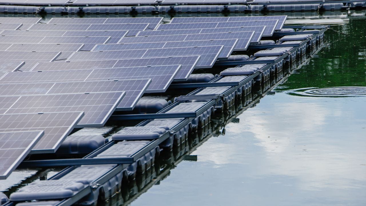 તેલંગાણાના પેદાપલ્લી જિલ્લામાં રામગુન્ડમ રિઝર્વોયર ખાતે સ્થાપિત ફ્લોટિંગ સોલાર પ્લાન્ટ 100 મેગાવોટ વીજળી ઉત્પન્ન કરે છે. અહીંની પાણીની શાંત સપાટી પર ફેલાયેલી નિલી ચમકતી પેનલ્સ સૂર્યપ્રકાશ શોષી રહી છે અને આશ્ચર્યજનક દૃશ્ય પ્રદાન કરે છે.