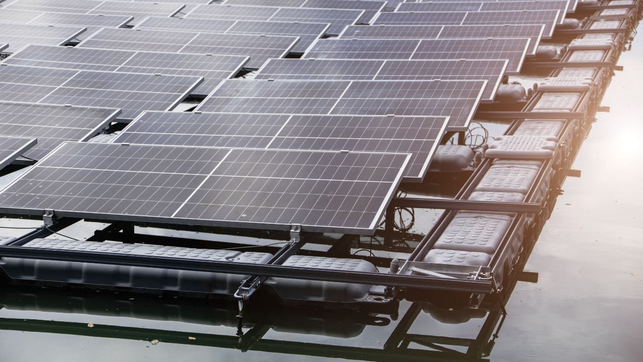 ફ્લોટિંગ સોલાર ટેકનોલોજી જમીનનો ઉપયોગ ટાળે છે. ખેતી, રહેણાંક અને વન સંરક્ષણ માટે જમીન બચી રહે છે, જ્યારે પેનલ્સ પાણીના સંપર્કથી ઠંડી રહે છે. પરિણામે પેનલ્સ જમીન પર લગાવેલી સિસ્ટમ કરતાં લગભગ 10% વધુ કાર્યક્ષમ રહીને વધુ વીજળી ઉત્પન્ન કરે છે.