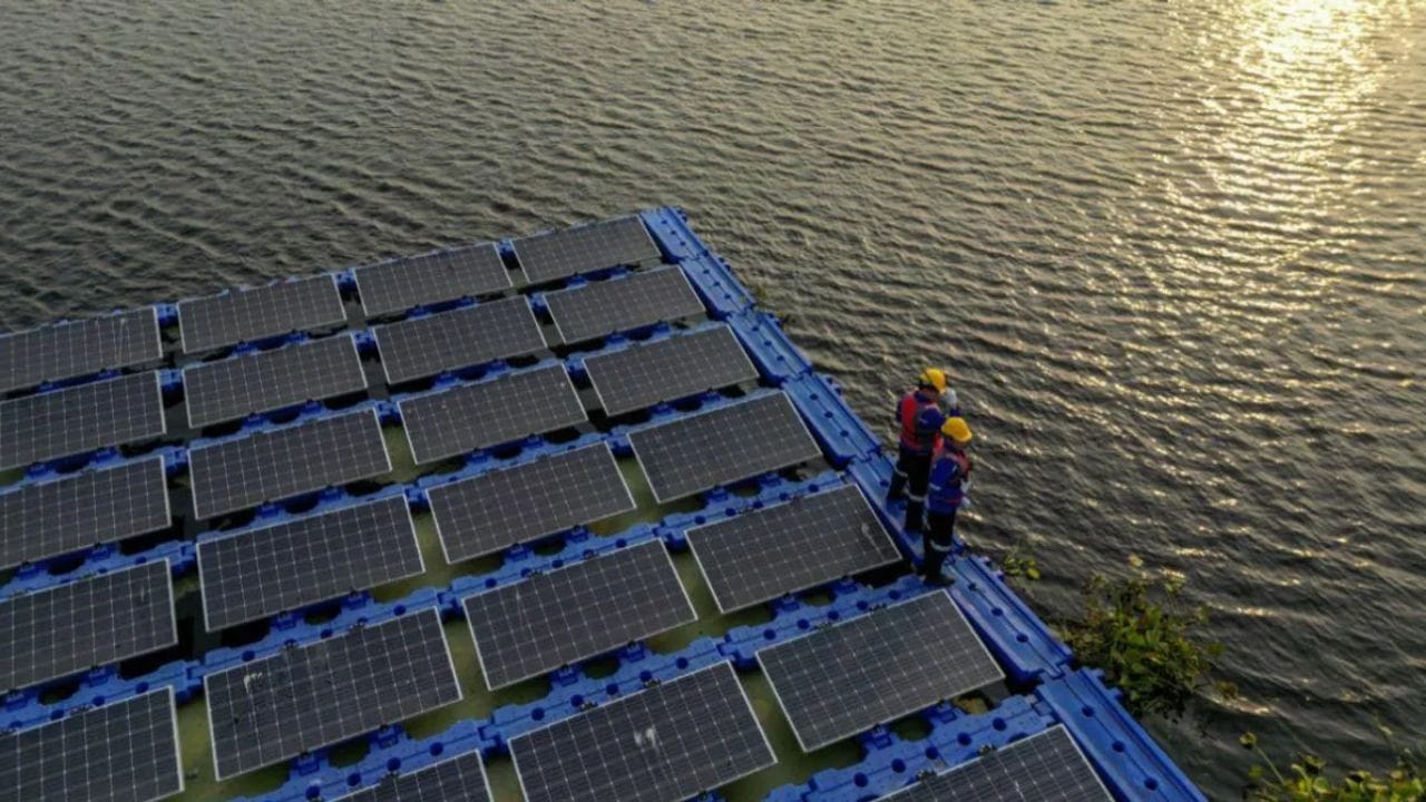 ફ્લોટિંગ સોલાર ગામડાઓમાં માઇક્રોગ્રિડ સાથે જોડાઈ શકે છે. માઇક્રોગ્રિડ નાનું વીજળી નેટવર્ક છે, જે મુખ્ય ગ્રીડ બંધ હોવા પર પણ ઘર અને સિંચાઈ માટે બેકઅપ પાવર પૂરી પાડે છે. આ રીતે એ ગ્રામીણ વિસ્તારોને સશક્ત અને આત્મનિર્ભર બનાવે છે.