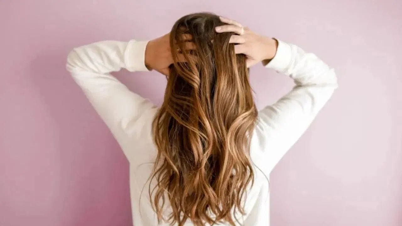 નાળિયેર તેલ વાળને પોષણ પૂરું પાડે છે અને તે વાળને ખૂબ જ મજબૂત બનાવે છે. નાળિયેર તેલ લગાવવાથી વાળમાં નેચરલ ચમક આવે છે અને ડેન્ડ્રફ (ખોડો) પણ દૂર થાય છે.