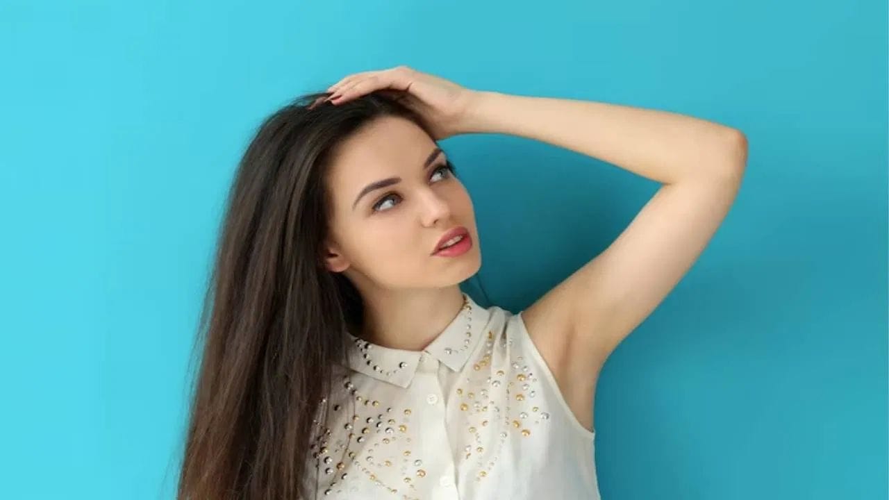 નાળિયેર તેલનો ઉપયોગ ફાયદાકારક છે પરંતુ તેમાં કેટલાક કુદરતી ઘટકો ઉમેરવાથી તે વધુ અસરકારક બની શકે છે. મેથીના દાણા સાથે નાળિયેર તેલ ભેળવીને લગાવવું વાળ માટે ખૂબ જ ફાયદાકારક માનવામાં આવે છે.