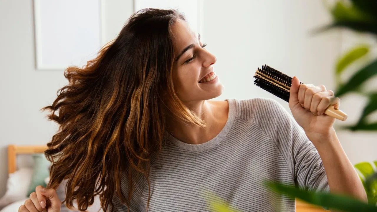 સૌથી નેચરલ અને ઉત્તમ તેલની યાદીમાં નાળિયેર તેલનું નામ મોખરે છે. તમે અઠવાડિયામાં બે થી ત્રણ વાર શુદ્ધ (દેશી) નાળિયેર તેલ વાળમાં લગાવી શકો છો.