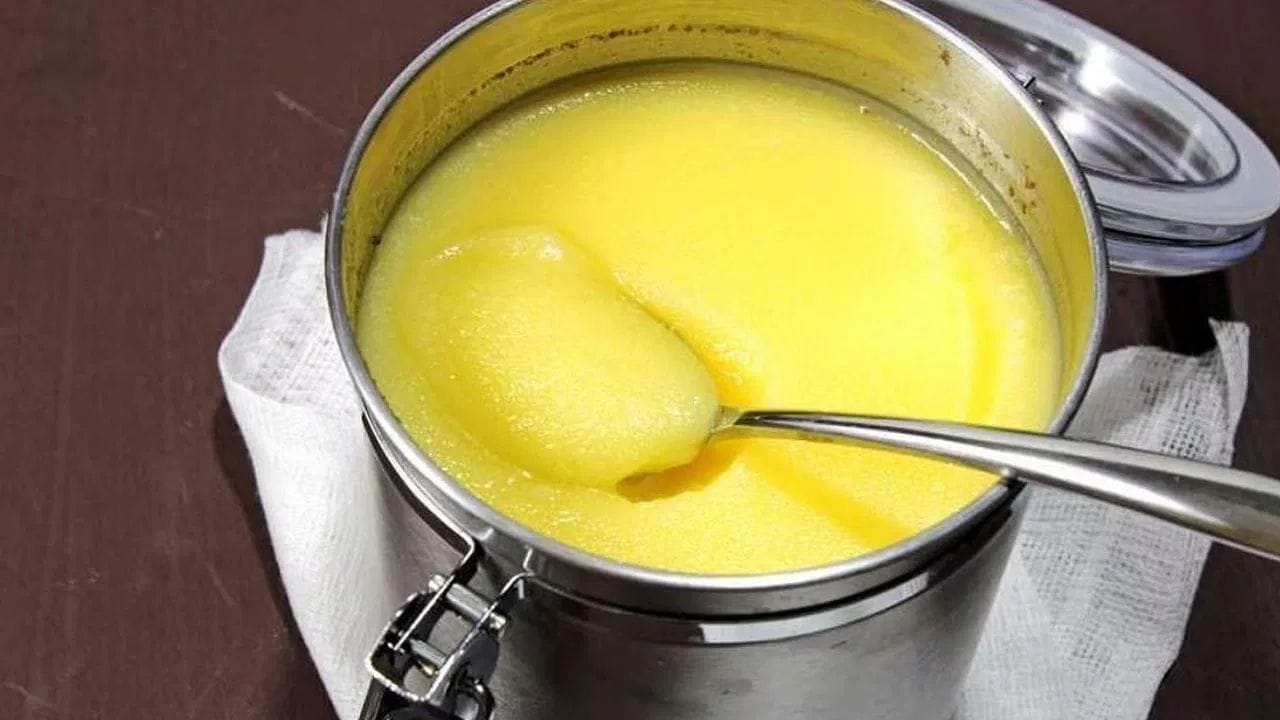 ઘી જોવામાં ભલે સામાન્ય વસ્તુ લાગે પરંતુ ટ્રેનની અંદરના બંધ માહોલમાં તે જોખમ ઊભું કરી શકે છે. જો ઘી લીક થઈ જાય (ઢોળાય), તો ફ્લોર ચીકણો અને લપસણો બની જાય છે, જેનાથી મુસાફરોમાં લપસીને પડી જવાનું જોખમ વધી જાય છે. આ ઉપરાંત, ઘી જ્વલનશીલ હોય છે, તેથી લીક થવાની સ્થિતિમાં આગ લાગવાની આશંકા પણ રહેલી હોય છે. આ જ કારણ છે કે, રેલવેએ તેના જથ્થા અને પેકિંગને લઈને કડક નિયમો બનાવ્યા છે.