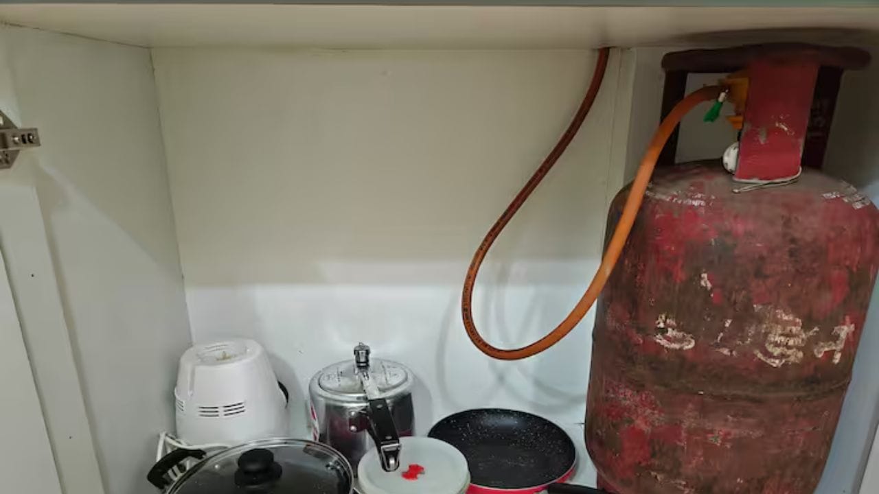 ગેસ પ્રગટાવવા માટે ફક્ત માચીસ અથવા લાઇટરનો ઉપયોગ કરો અને સિલિન્ડર પાસે મોબાઇલ ફોન અથવા અન્ય ઇલેક્ટ્રોનિક ઉપકરણો ન રાખો. ગેસ સિલિન્ડર નજીક હીટર અથવા ફાયરપ્લેસ રાખવું અત્યંત જોખમી સાબિત થઈ શકે છે. ઉપરાંત, ગેસનો ઉપયોગ પૂરો થયા પછી રેગ્યુલેટર બંધ કરવાની ટેવ વિકસાવો. શિયાળામાં થોડી સાવધાની રાખવાથી મોટા અકસ્માતોને સરળતાથી ટાળી શકાય છે.