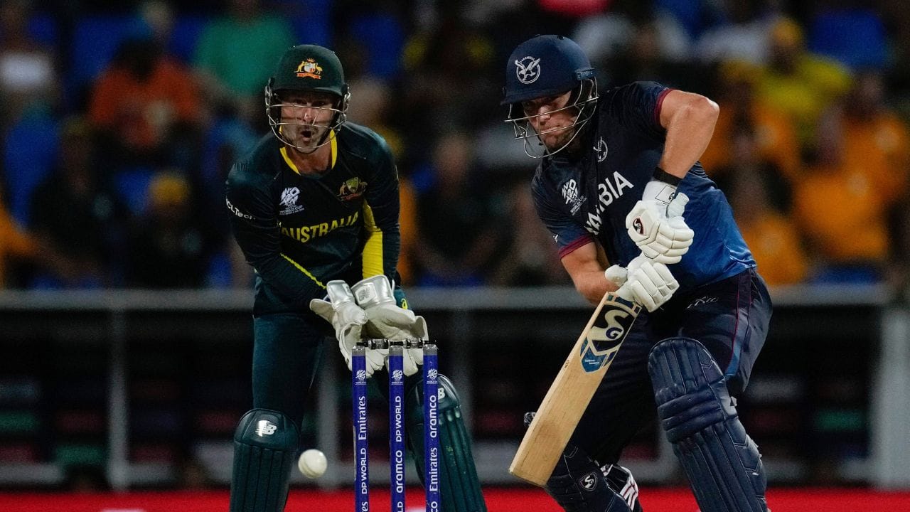 મેરવે ગેરહાર્ડ ઇરાસ્મસનો જન્મ નામિબિયાના વિન્ડહોકમાં થયો હતો. તેમના પિતા ફ્રાન્કોઇસ ઇરાસ્મસ વિન્ડહોકમાં એક ફેમિલી લો ફર્મ ચલાવે છે અને ક્રિકેટ નામિબિયાના ભૂતપૂર્વ પ્રમુખ અને ઇન્ટરનેશનલ ક્રિકેટ કાઉન્સિલ (ICC) ના એસોસિયેટ ડિરેક્ટર છે.