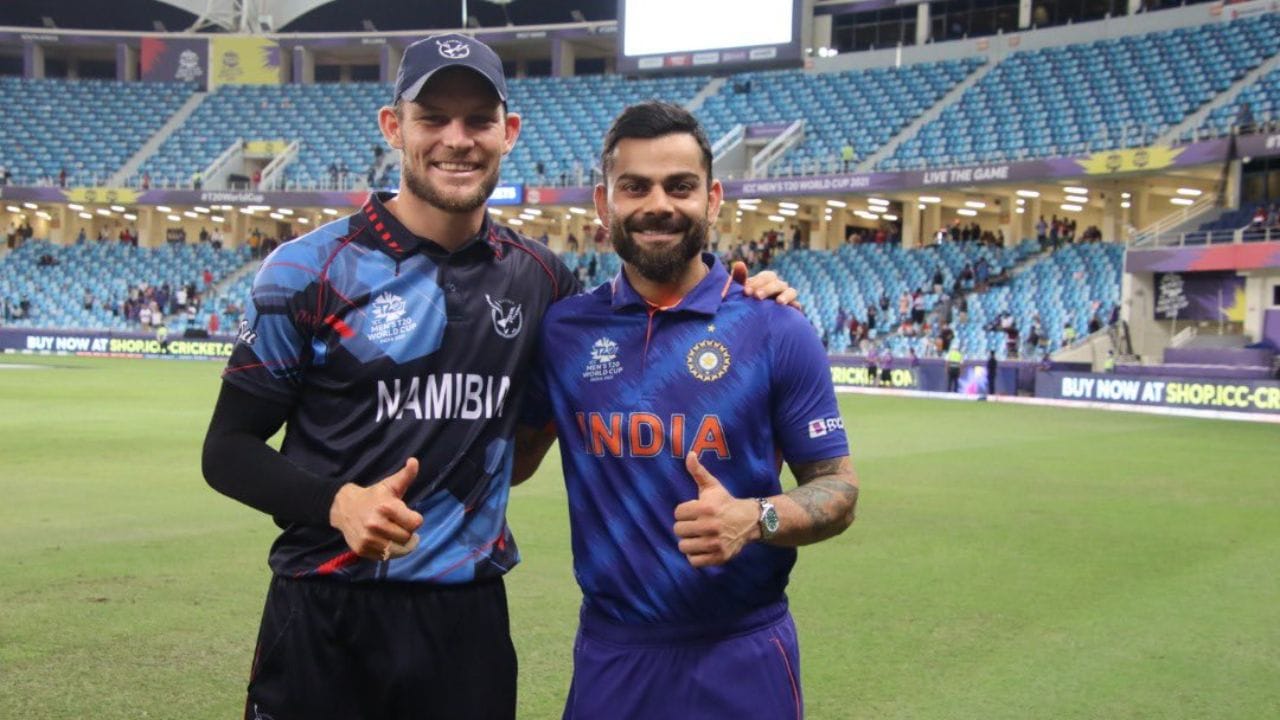 ઇરાસ્મસ પહેલી વાર ફેબ્રુઆરી 2011માં નામિબિયા માટે સિનિયર સ્તરે રમ્યો હતો, 15 વર્ષની ઉંમરે, પ્રવાસી મેરીલેબોન ક્રિકેટ ક્લબ (MCC) ટીમ સામે. તેણે સપ્ટેમ્બર 2011માં આયર્લેન્ડ સામે 2011-2013 ICC ઇન્ટરકોન્ટિનેન્ટલ કપમાં આંતરરાષ્ટ્રીય અને ફર્સ્ટ-ક્લાસ ડેબ્યૂ કર્યું હતું,