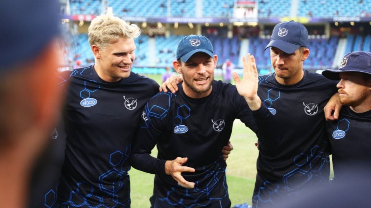 16 વર્ષની ઉંમરે તે ટીમનો ઇતિહાસમાં સૌથી યુવા ખેલાડી બન્યો હતો. તે 2012 ICC વર્લ્ડ ટ્વેન્ટી20 ક્વોલિફાયર માટે નામિબિયાની ટીમનો સભ્ય હતો.