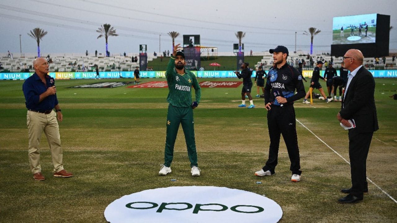 ઇરાસ્મસને ઓસ્ટ્રેલિયામાં 2012 અંડર-19 ક્રિકેટ વર્લ્ડ કપ માટે નામિબિયાની અંડર-19 ટીમમાં સામેલ કરવામાં આવ્યો હતો. તેણે સંયુક્ત આરબ અમીરાતમાં 2014 અંડર-19 ક્રિકેટ વર્લ્ડ કપમાં ટીમનું નેતૃત્વ કર્યું હતું.