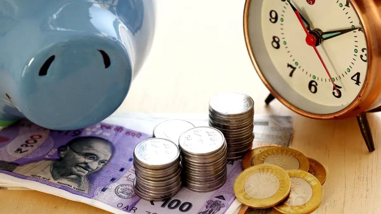 કોઈપણ રોકાણની શરૂઆત એક ચોક્કસ લક્ષ્ય નક્કી કરવાથી થાય છે. એવામાં જ્યારે કોઈ એક રકમ સ્પષ્ટ હોય અને પ્લાનિંગ કરવાનું મન હોય, ત્યારે રોકાણની દિશા નક્કી કરવી સરળ બને છે. આનાથી રોકાણકારો યોગ્ય સ્કીમ પસંદ કરી શકે છે અને અધવચ્ચે રોકાણ બંધ થવાની શક્યતા ઘણી હદ સુધી ઘટી જાય છે.