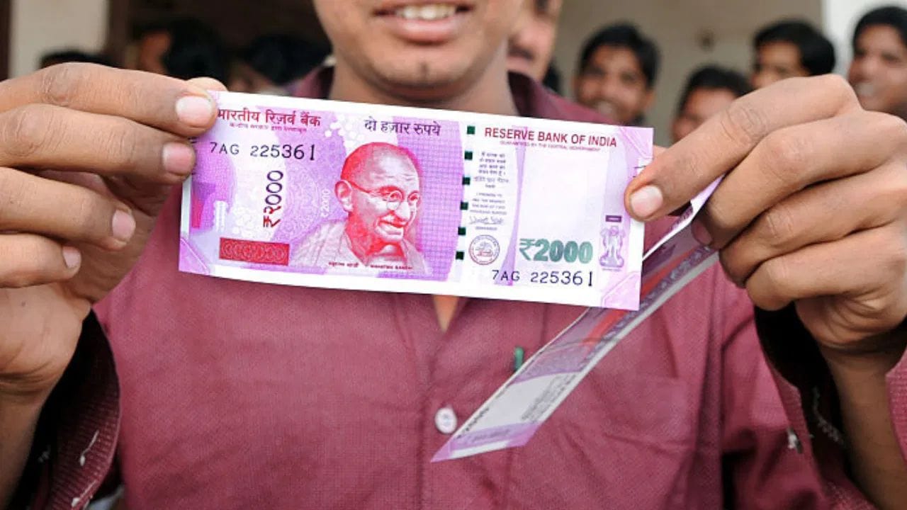 RBI એ ₹2,000 ની નોટ બદલવા અને જમા કરાવવાની પ્રોસેસ પણ સ્પષ્ટ કરી છે. દેશભરની બેંક શાખાઓમાં ₹2,000 ની નોટો જમા કરાવવા અથવા બદલવાની સુવિધા 7 ઓક્ટોબર, 2023 ના રોજ પૂર્ણ થઈ ગઈ હતી. 