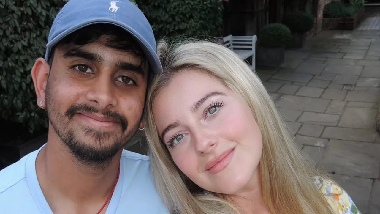 આદિત્ય અશોક એક લેગ સ્પિનર છે અને તેને ન્યુઝીલેન્ડ ક્રિકેટનો ભવિષ્યનો સ્ટાર માનવામાં આવે છે. પોતાની મહેનત, પરિવારના સહકાર અને નજીકના લોકોના સમર્થનથી આદિત્ય આંતરરાષ્ટ્રીય ક્રિકેટ સુધી પહોંચ્યો છે. મેદાન પર તેની શાંતિપૂર્ણ બોલિંગ અને નિયંત્રિત લાઇન-લેન્થ તેની ખાસ ઓળખ છે.