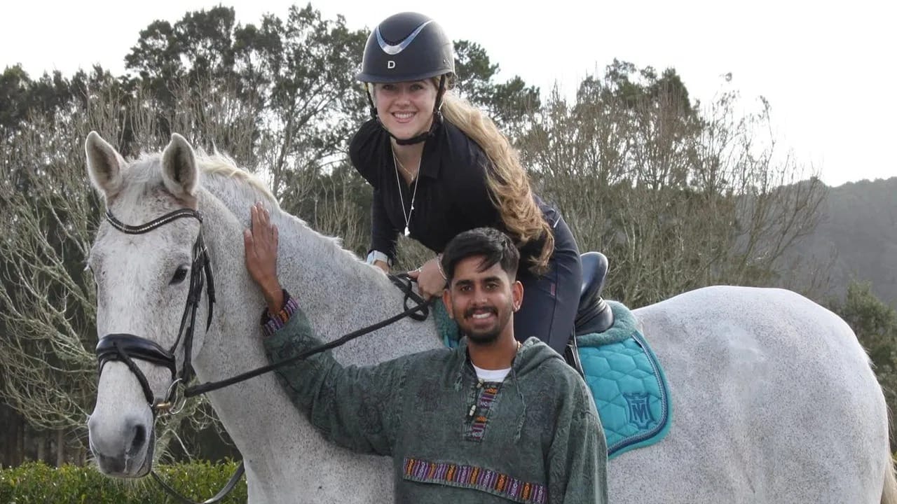 આદિત્ય અશોકની વ્યક્તિગત જિંદગીની વાત કરીએ તો, તેની ગર્લફ્રેન્ડ એલી ટૂગુડ પણ ઘણીવાર ચર્ચામાં રહે છે. એલી સોશિયલ મીડિયા પર ખૂબ સક્રિય છે અને આદિત્યને ટેકો આપવા માટે સ્ટેડિયમમાં હાજર રહેતી જોવા મળે છે. આદિત્યની ડેબ્યૂ મેચ દરમિયાન પણ એલી મેદાન પર જોવા મળી હતી.