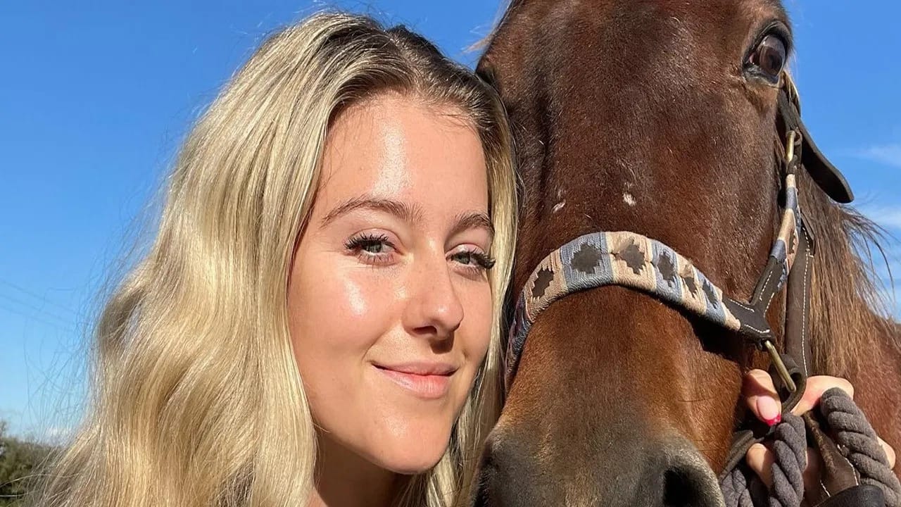 એલી ટૂગુડના વ્યવસાય અંગે જાહેર માહિતી ઉપલબ્ધ નથી, પરંતુ એટલું જાણીતું છે કે તે ઇંગ્લેન્ડની રહેવાસી છે અને હાલમાં આદિત્ય અશોક સાથે ન્યુઝીલેન્ડમાં રહે છે. એલીને ઘોડેસવારીનો વિશેષ શોખ છે અને તે આ રમત સાથે ગાઢ રીતે જોડાયેલી છે.