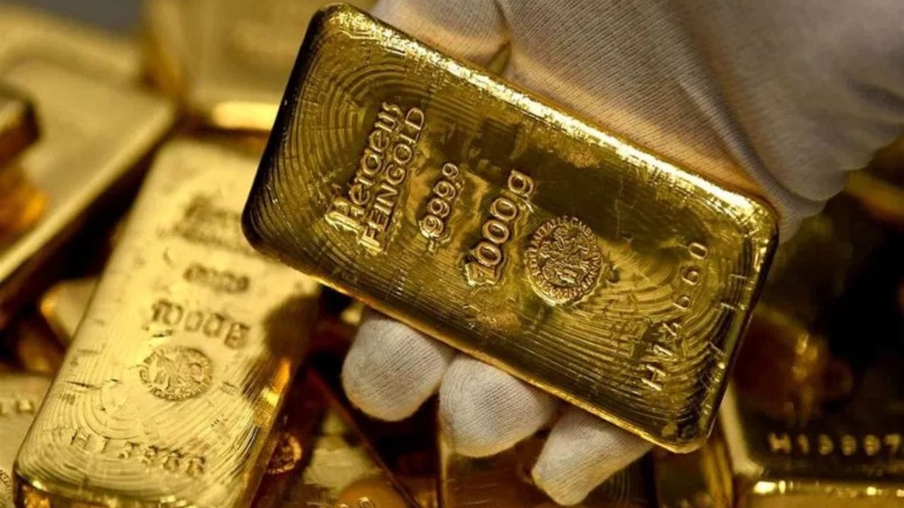 ભારતીય વાયદા બજાર MCX પર એપ્રિલ 2026 ડિલિવરી વાળું સોનું તાજેતરમાં ભારે દબાણ હેઠળ રહ્યું છે. જોરદાર નફાખોરી (Profit Booking) ના કારણે કિંમતોમાં બે આંકડામાં ઘટાડો જોવા મળ્યો છે. આ કડાકાએ આભૂષણ બજારમાં ખરીદદારોના વલણને સંપૂર્ણપણે બદલી નાખ્યું છે. ઘણા ખરીદદારો અત્યારે 'થોભો અને રાહ જુઓ' ની નીતિ અપનાવી રહ્યા છે, જ્યારે કેટલાક રોકાણકારો આ ઘટાડાને સોનેરી તક માની રહ્યા છે પરંતુ વૈશ્વિક સ્તરે ચિત્ર કંઈક અલગ જ દેખાઈ રહ્યું છે.