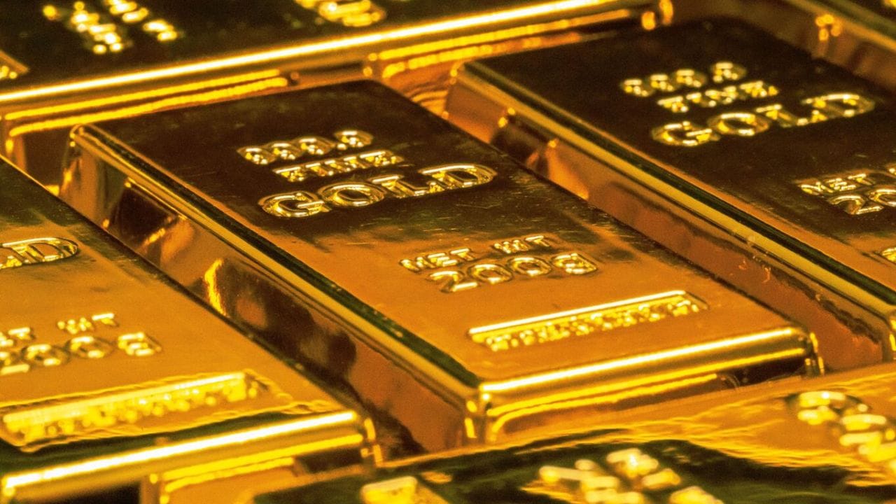 સોનાના ભાવ નિયંત્રણ બહાર કેમ વધી રહ્યા છે?: આ વધતી કિંમતો ફક્ત સ્થાનિક માગને કારણે જ નહીં, પણ આંતરરાષ્ટ્રીય પરિબળોને કારણે પણ છે. બજાર નિષ્ણાતો કહે છે કે વૈશ્વિક આર્થિક અસ્થિરતાના સમયમાં રોકાણકારો સલામત સ્વર્ગ તરીકે સોના તરફ વળ્યા છે. આંતરરાષ્ટ્રીય બજારમાં સ્પોટ ગોલ્ડ 1.56 ટકા વધ્યો છે, જે પ્રતિ ઔંસ $4,392.94 પર પહોંચી ગયો છે. મિરાએ એસેટ શેરખાનના નિષ્ણાત પ્રવીણ સિંહના મતે યુએસ ફેડરલ રિઝર્વ દ્વારા વ્યાજ દરમાં ઘટાડો થવાની અપેક્ષાઓ પણ સોનાને વેગ આપી રહી છે. વધુમાં વિશ્વભરની કેન્દ્રીય બેંકો સતત સોનાની ખરીદી કરી રહી છે, જે કિંમતોને નોંધપાત્ર ટેકો પૂરો પાડે છે. 5 ફેબ્રુઆરી 2026 ના રોજ MCX પરના કરારમાં પણ ઉછાળો જોવા મળ્યો, જે ₹136,448 સુધી પહોંચ્યો.