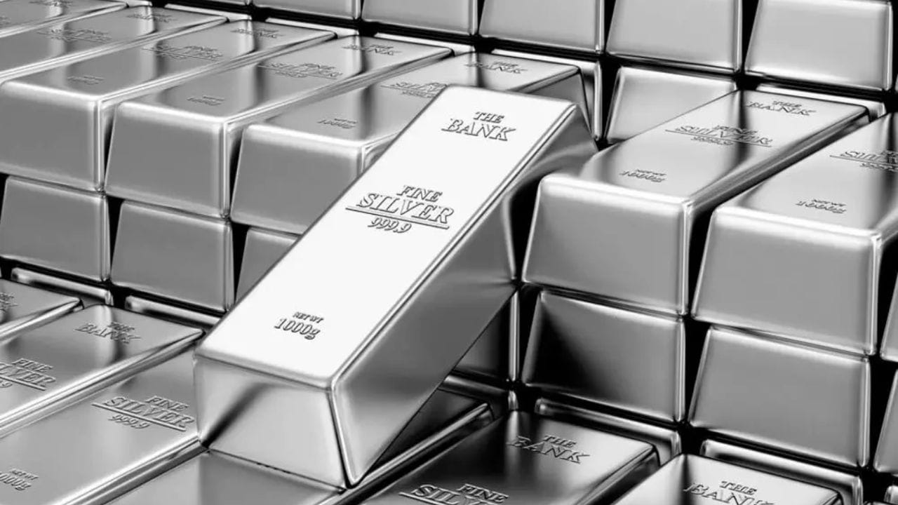 હવે, ચાંદીની વાત કરીએ તો, દિલ્હીમાં સતત ત્રીજા દિવસે એક કિલો ચાંદી પણ મોંઘી થઈ છે. એક દિવસ સ્થિર રહ્યા પછી, ત્રણ દિવસમાં એક કિલો ચાંદી ₹25,100 મોંઘી થઈ છે.
