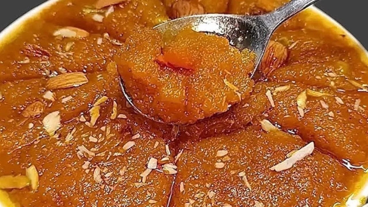 જો તમે રોજરોજ સોજી અથવા ચણાના લોટનો હલવો ખાઈને કંટાળી ગયા હો અને કંઈક નવું અજમાવવું હોય, તો ગોળનો હલવો તમારા માટે શ્રેષ્ઠ વિકલ્પ બની શકે છે. આ હલવો બનાવવા માટે કોઈ ખાસ કે મોંઘી સામગ્રીની જરૂર નથી. ઘઉંનો લોટ, ગોળ, ઘી, એલચી પાવડર અને થોડા ડ્રાયફ્રૂટ્સથી આ સ્વાદિષ્ટ હલવો સરળતાથી બનાવી શકાય છે.