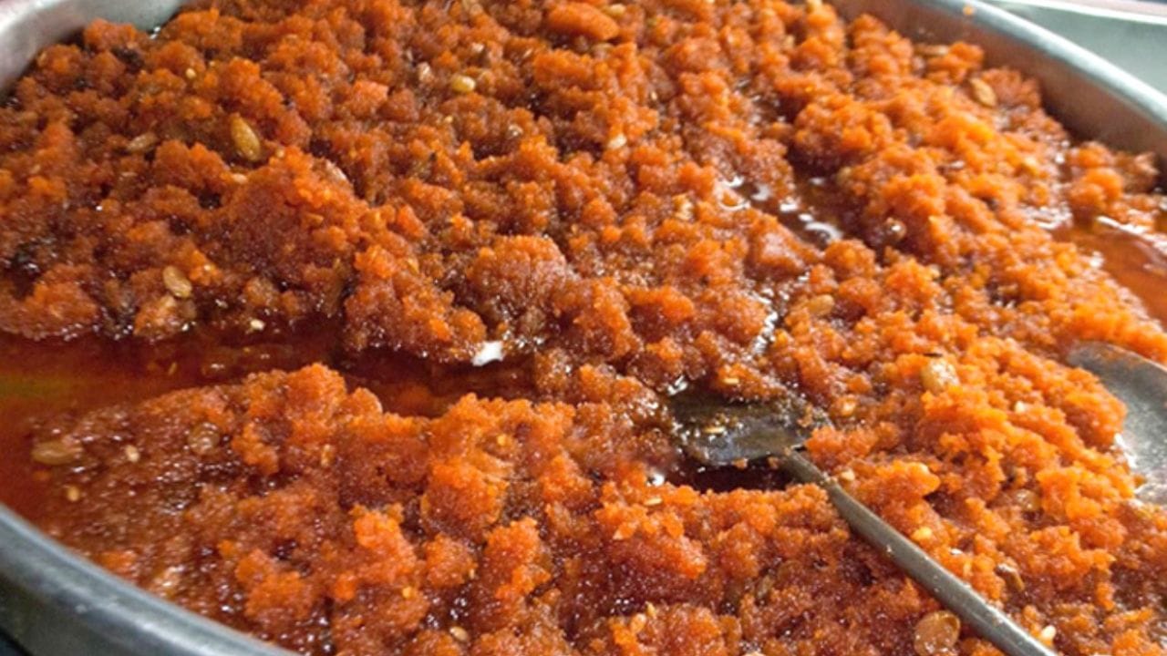 ગોળનો હલવો બનાવવા માટે સૌપ્રથમ એક કડાઈમાં પાણી અને ગોળ ઉમેરીને ગેસ પર મૂકો અને ગોળને સારી રીતે ઓગળવા દો. ત્યારબાદ બીજી કડાઈમાં ઘી ગરમ કરો અને તેમાં ઘઉંનો લોટ ઉમેરો. લોટને ઓછી આંચ પર સતત હલાવતા રહો, જેથી તે બળી ન જાય. લગભગ બે મિનિટ પછી તેમાં કાજુ ઉમેરો અને લોટ ઘેરો ભૂરો રંગનો થાય ત્યાં સુધી શેકો.