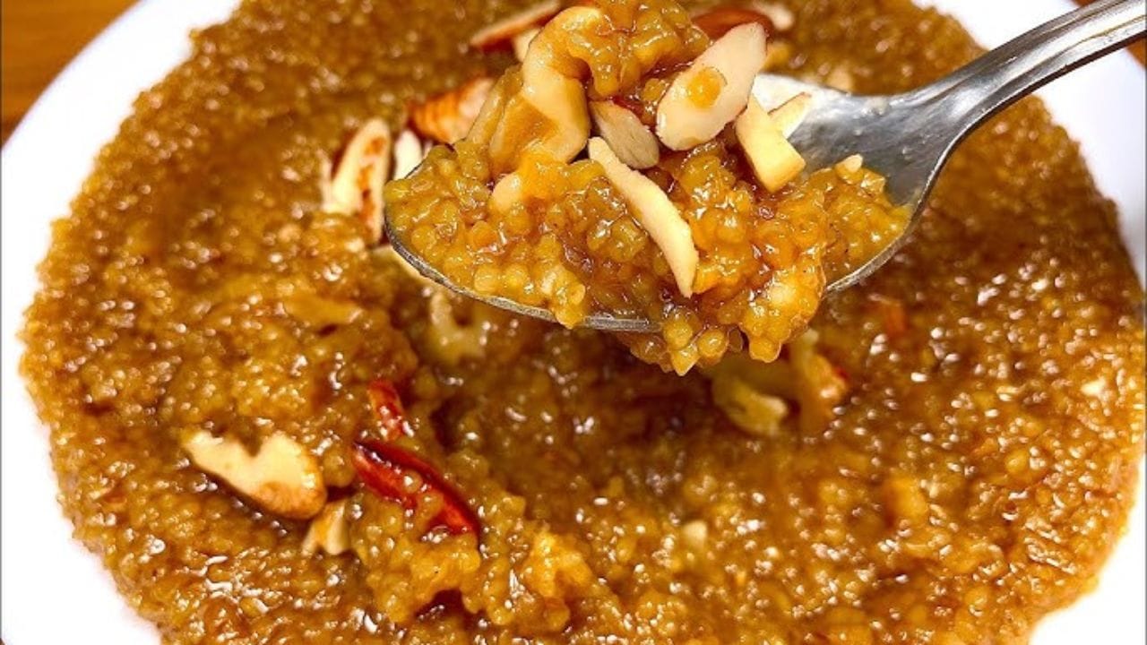 શિયાળાની ઋતુમાં ગરમાગરમ ગોળનો હલવો ખાવાનો આનંદ જ કંઈક અલગ હોય છે. ગોળમાં રહેલા પોષક તત્વો શરીર માટે ખૂબ લાભદાયી છે અને ઉર્જા પૂરી પાડે છે. બાળકોથી લઈને પુખ્ત વયના લોકો સુધી, દરેકને ગોળના હલવાનો સ્વાદ ચોક્કસ પસંદ પડશે.