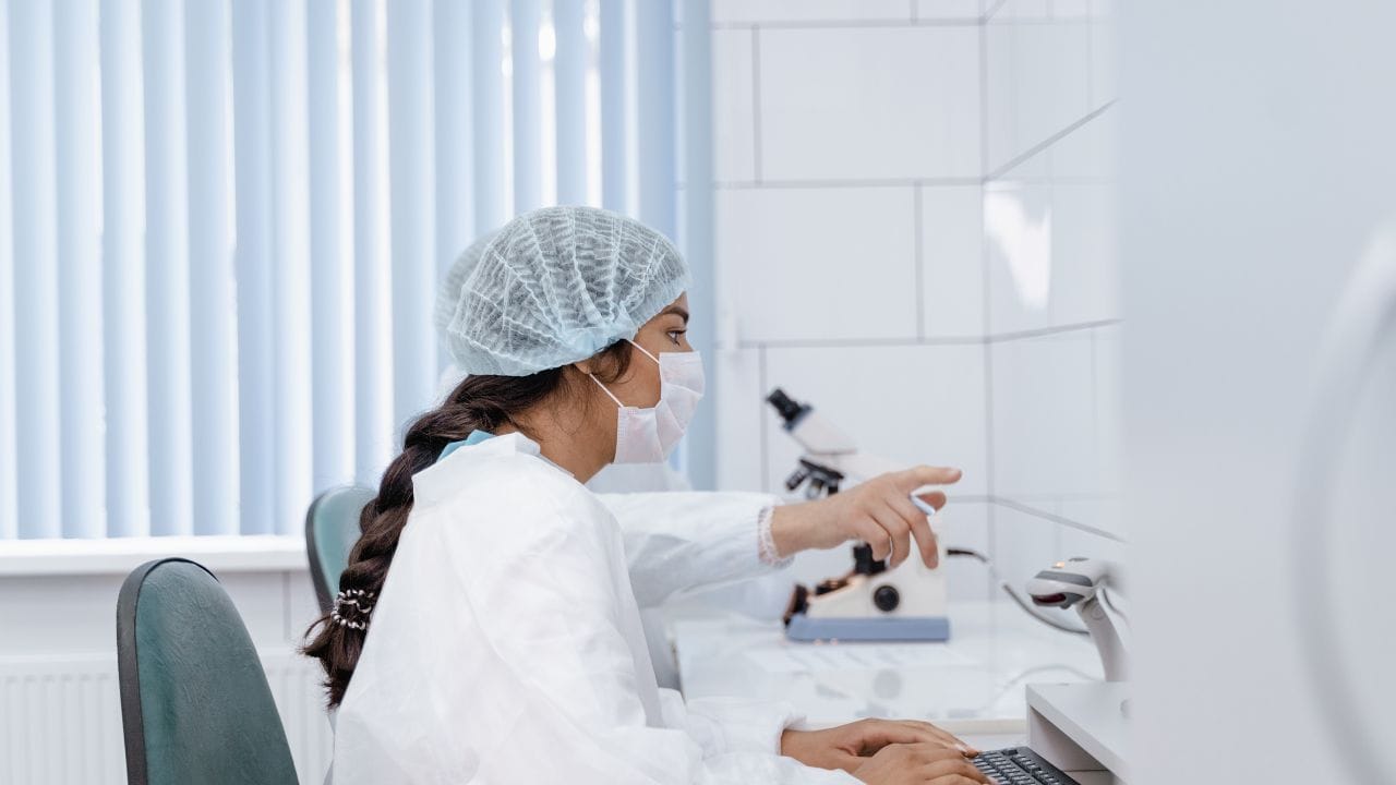 ગાયનેકોલોજિસ્ટના જણાવ્યા અનુસાર આ સમસ્યા તમામ ઉંમરની મહિલાઓમાં જોવા મળી શકે છે. પછી તે કુંવારી હોય, મેરિડ હોય કે મોનોપોઝ બાદ પણ કેટલીક મહિલાઓ આ બ્લીડિંગને નજરઅંદાજ કરે છે.સમયસર તેની સારવાર અને ચેકઅપ કરાવવું જરુરી છે.