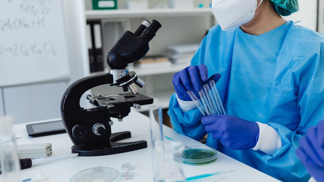 જ્યારે સર્વાઇકલ સેલ્સના સેમ્પલ ટેસ્ટ માટે લેવામાં આવે છે, ત્યારે પીરિયડ્સ બ્લડ અને ટિશ્યુઓને કારણે તે અસ્પષ્ટ હોય છે. આના પરિણામે પરિણામ ઓછું સચોટ હોય છે. કેટલીકવાર, પરિણામ અચોક્કસ હોઈ શકે છે, તેથી તમારે પીરિયડ્સ પછી ફરીથી ટેસ્ટ કરાવવાની જરૂર પડે છે.